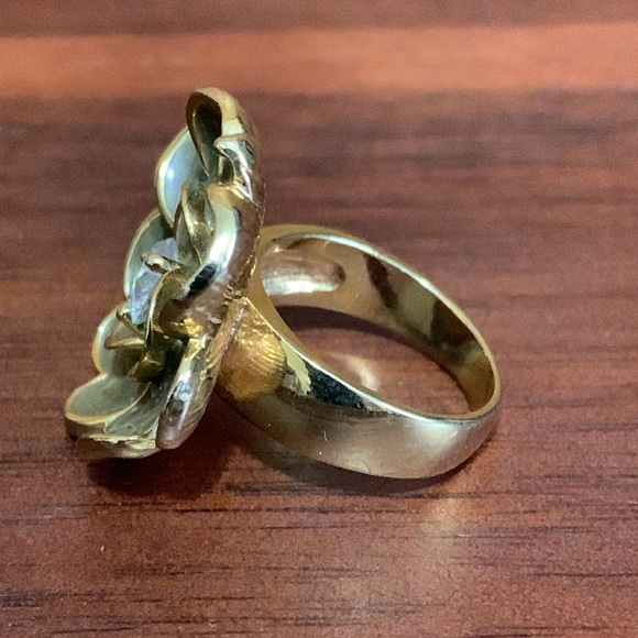 Gold tone green flower ring size 7 - Picture 2 of 6